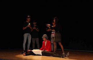 Kaymakam Yelek’ten tiyatroculara moral