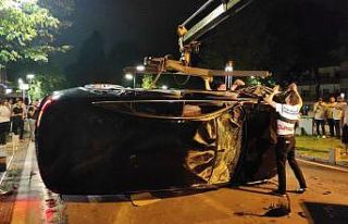 Kaza yapıp takla attığı lüks otomobilinin camından...