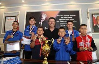 Kazandıkları kupayı Başkan Genç’e hediye ettiler