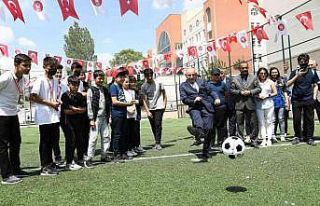 Keçiören Belediyesi bir okula daha halı saha kazandırdı