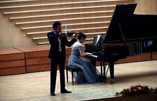 Keman sanatçısı Hasan Gökçe Yorgun ve Çinli...