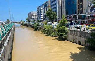 Kent merkezinde dereler sarıya boyandı