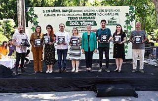 Kenti güzelleştiren bahçe ve balkonlara ödül