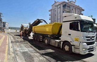 Kepez’de hasar gören yollar düzeltiliyor