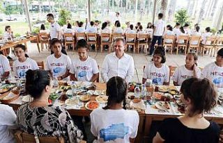 Kır çiçeklerinden Başkan Seçer’e Babalar Günü...