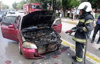 Kırmızı ışıkta bekleyen otomobil alev alev yandı