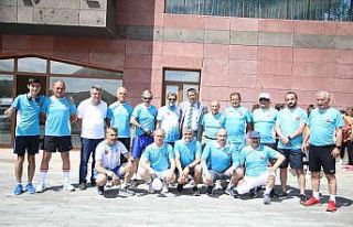 Kırmızı periler diyarına koştular