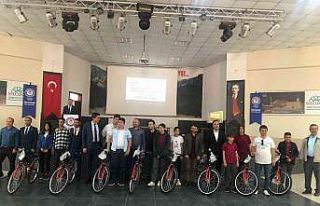 Kitabını okuyan bisiklet ödülünü aldı