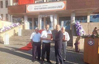 Kitap bağışı destekçilerine plaket verildi