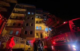 Kız öğrenci yurdunun çatısından çıkan yoğun...