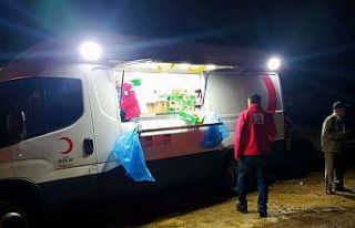 Kızılay sel bölgelerinde vatandaşlara destek oluyor