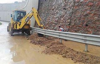Kocaeli Şehir Hastanesi yolundaki toprak kaymasına...