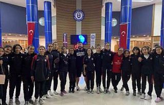 Koçarlı Belediyesi Voleybol Takımı tiyatroda buluştu