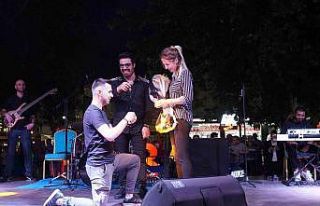 Konserde evlilik teklifi yaptı