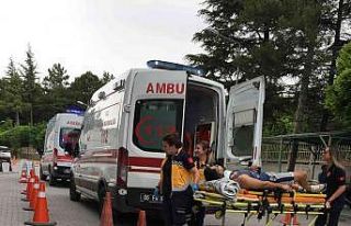 Kontrolden çıkan otomobil bariyerlere çarptı:...