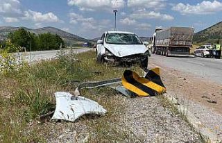 Kontrolden çıkan otomobil orta refüje girip, yön...