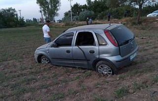 Kontrolden çıkan otomobil tarlaya uçtu: 4 yaralı