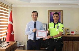 Köpek yavrularını selden kurtaran polis memuru...