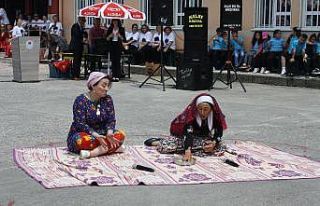 Köy köy dolaşıp kültürü yaşatmaya çalışıyorlar