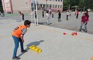 Köy okulundaki öğrencilere spor malzemesi