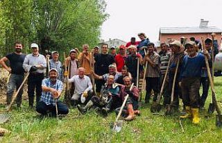 Köylüler imece usulüyle sulama kanalını kaymakamla...