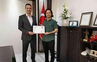 Kozan Kaymakamı Günçam, Gültekin’i ödüllendirdi