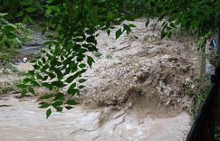 Kozan’da iki araç sel sularına kapıldı