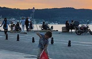 Küçük çocuğun iç ısıtan bayrak sevgisi