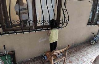 Küçük çocuğun kafası demir parmaklıklara sıkıştı