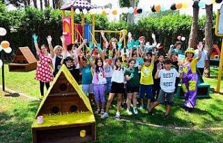 Küçük eller kedi evlerini boyadı