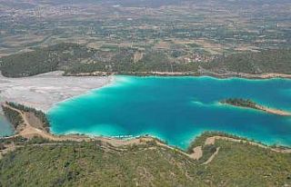 Kül gölü fotoğrafçıların ilgi odağı oldu