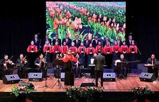 Kursiyerler ’Bahar Esintileri’ konserinde sahne...