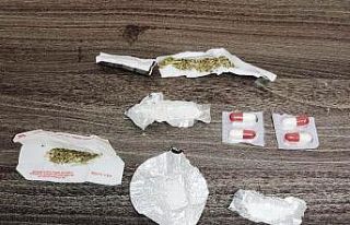 Kütahya’da polisin kontrol ettiği araçta uyuşturucu...