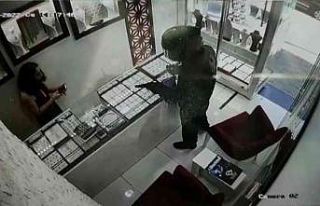 Kuyumcuyu soymaya geldi, korkup kaçtı
