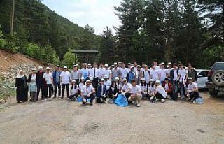 Lise öğrencileri ormanlık alanda atık topladı