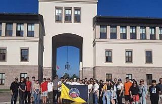 Lise  öğrencileri üniversite gezisinde