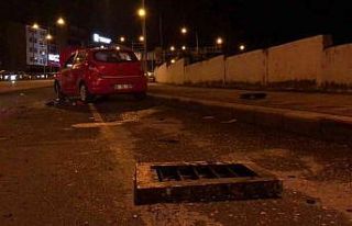 Logar kapağına çarpan otomobil devrildi: 3 yaralı