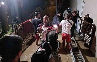 Mahsur kalan vatandaşların yardımına itfaiye yetişti,...