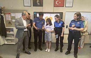 Maltepe’de polislerden şehit çocuklarına karne...