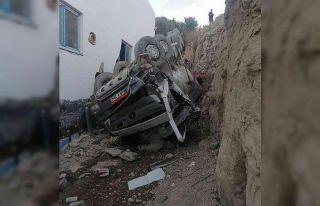 Manevra yapan beton mikseri devrildi