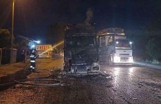 Manisa’da seyir halindeki tır yandı, sürücü...