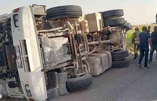 Mardin’de buğday yüklü tır devrildi: 2 yaralı
