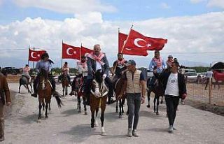 Menemen’de rahvan atlar kıyasıya yarıştı