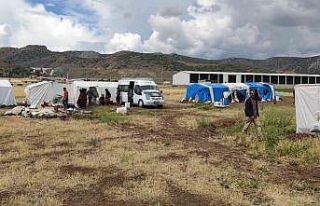 Mevsimlik işçilerin çadırlarını sağanak vurdu