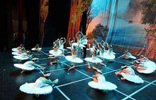 Mezitli Belediyesi Bale Okulu kursiyeri minikler,...