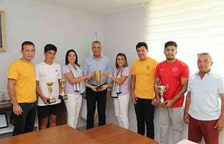 Mezitli Belediyesinin sporcuları kupalarını Başkan...