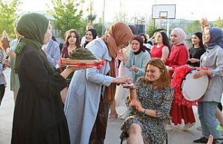 Mezun olan öğrencilere kına yakıldı