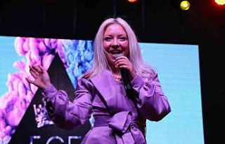 Mezuniyet töreninde Ece Seçkin ile coştular