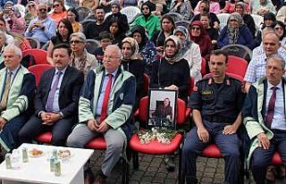 Mezuniyet töreninde öğrenciler, vefat eden hocalarını...