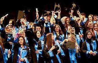 Mezuniyet törenleri büyük bir coşkuyla kutlandı